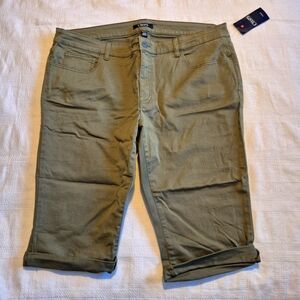 Chaps women's size 18W olive green cropped pants, lots of stretch, NWT